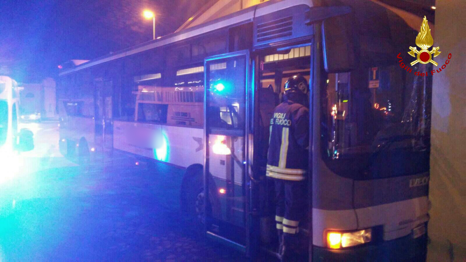 Bus contro abitazione per un malore dell'autista a Piove di Sacco